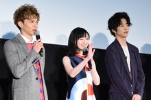 左から佐藤大樹、福原遥、鈴木仁。
