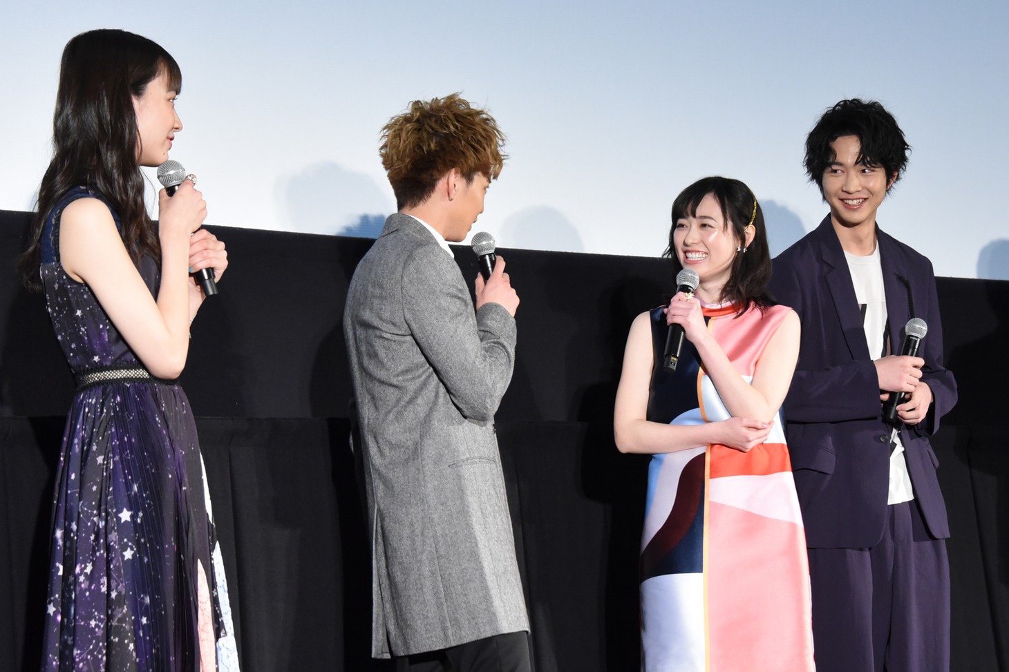 左から井桁弘恵、佐藤大樹、福原遥、鈴木仁。