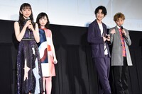 ペアに分かれるキャストたち。