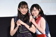 井桁弘恵（左）につまクルをする福原遥（右）。