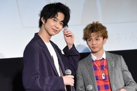 髪をつまめるか確認する鈴木仁（左）。