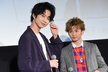 髪をつまめるか確認する鈴木仁（左）。