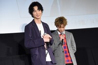 決めゼリフを考え中の佐藤大樹（右）。