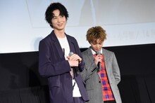 決めゼリフを考え中の佐藤大樹（右）。