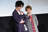 鈴木仁（左）に決めゼリフを言う佐藤大樹（右）。