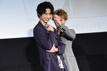 鈴木仁（左）につまクルをする佐藤大樹（右）。