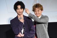 鈴木仁（左）につまクルをする佐藤大樹（右）。