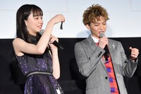 どこでもつまクルができる特製チャームを贈呈された井桁弘恵（左）と佐藤大樹（右）。