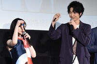 どこでもつまクルができる特製チャームを贈呈された福原遥（左）と鈴木仁（右）。