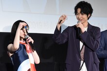 どこでもつまクルができる特製チャームを贈呈された福原遥（左）と鈴木仁（右）。