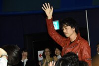 客席へ手を振る斎藤工。