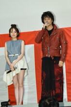 左からベッキー、斎藤工。