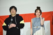 左から岡崎体育、ベッキー。