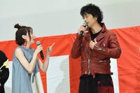 ベッキー（左）に「指差さないでもらえますか？」と言う斎藤工（右）。