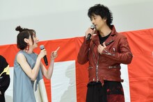 ベッキー（左）に「指差さないでもらえますか？」と言う斎藤工（右）。