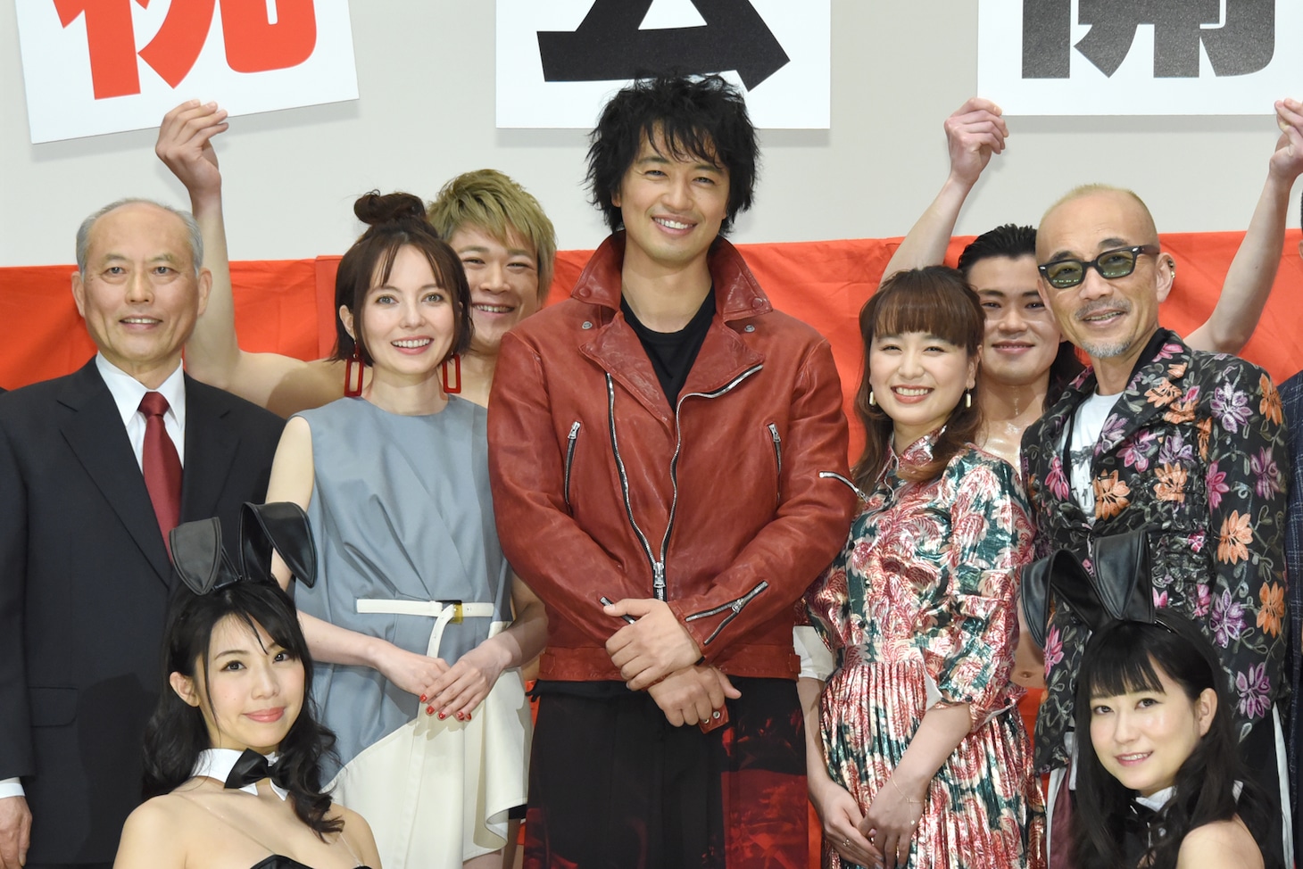 「麻雀放浪記2020」初日舞台挨拶の様子。中列左から舛添要一、ベッキー、斎藤工、もも、竹中直人。