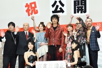 「麻雀放浪記2020」初日舞台挨拶の様子。