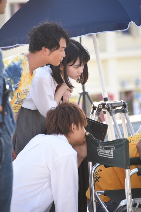 モニターをチェックする（手前から）佐野勇斗、森永悠希、山田杏奈。