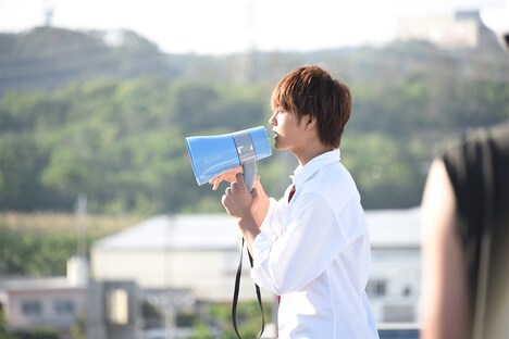 別棟で見守るエキストラを盛り上げる佐野勇斗。