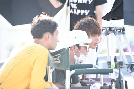 宮内陽輔とモニタをチェックする佐野勇斗。