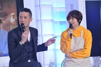 左から松岡昌宏、伊野尾慧。