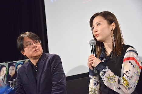 左から長江俊和、島崎遥香。