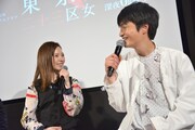左から島崎遥香、岡山天音。