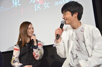 左から島崎遥香、岡山天音。
