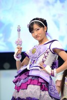 星奈シオリ役の小川桜花。