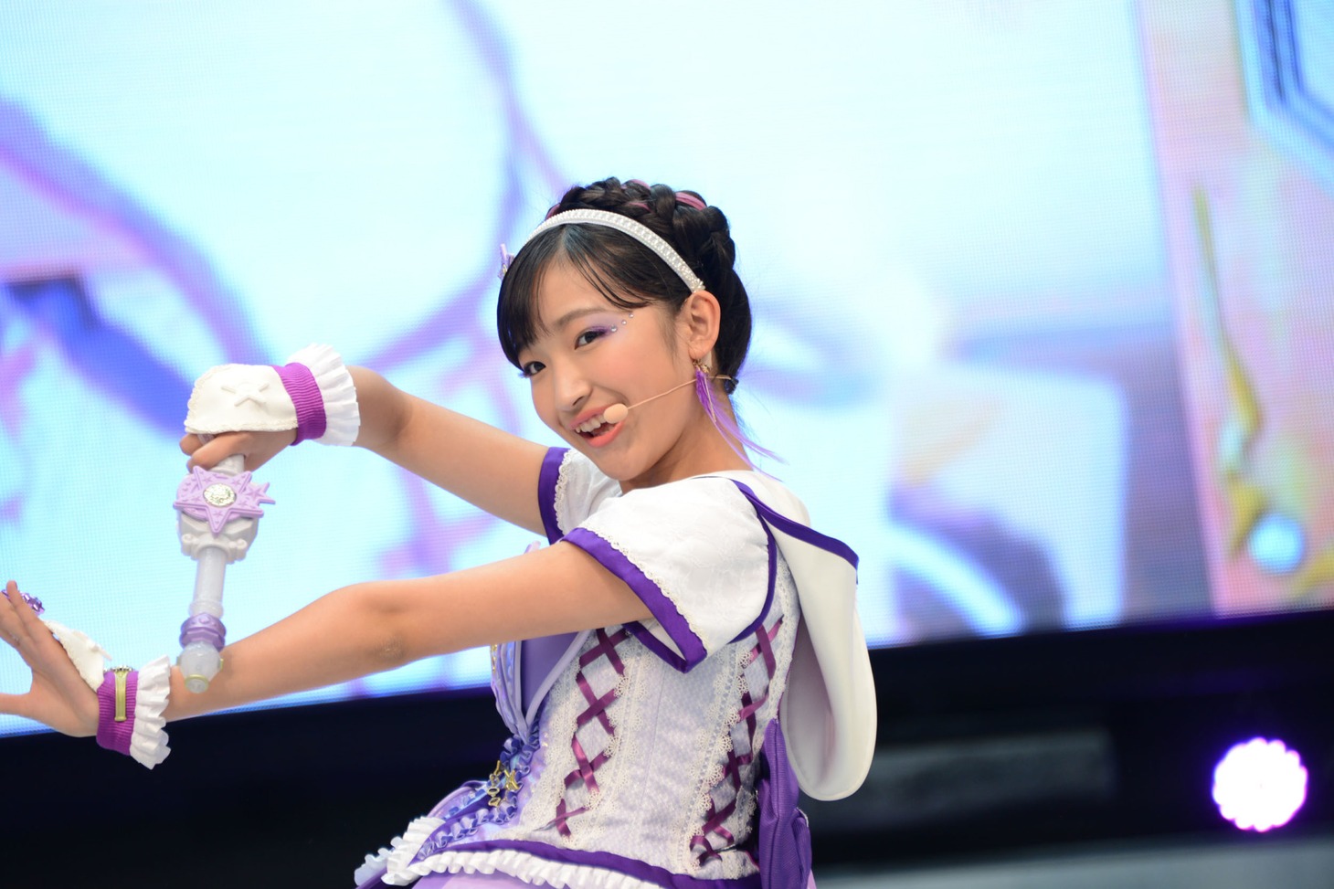 星奈シオリ役の小川桜花。