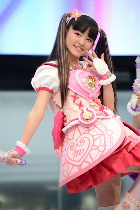 愛乃モモカ役の三好佑季。