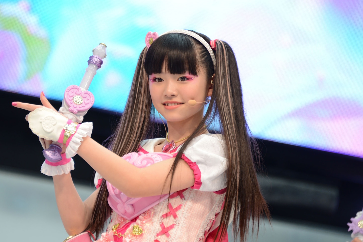 愛乃モモカ役の三好佑季。
