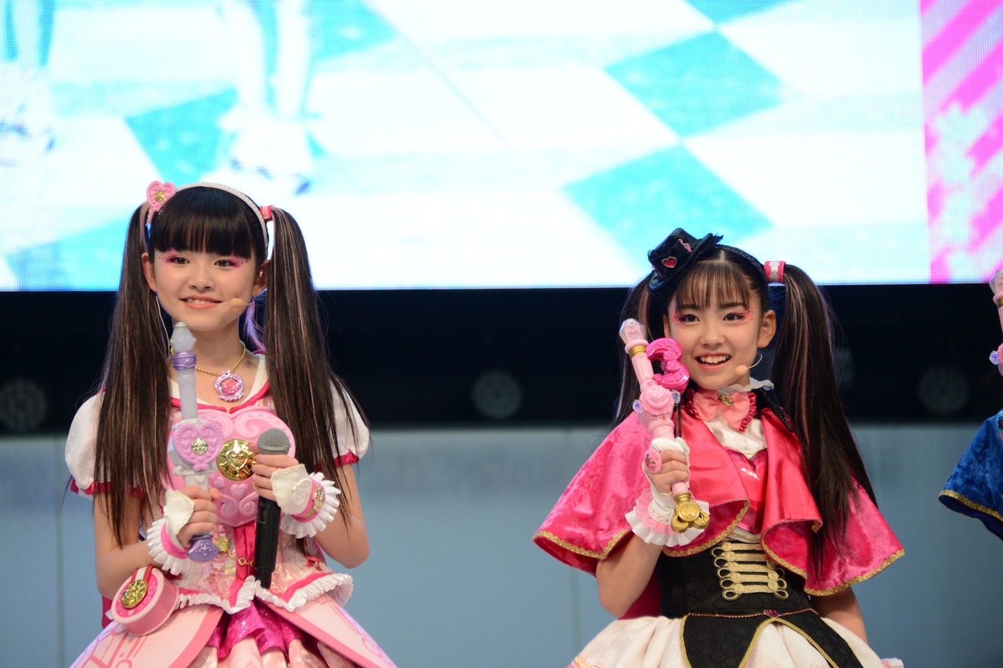 左から三好佑季、菱田未渚美。