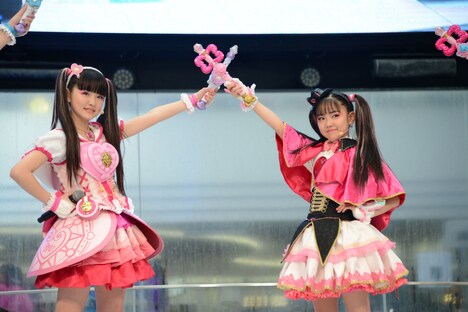 左から三好佑季、菱田未渚美。