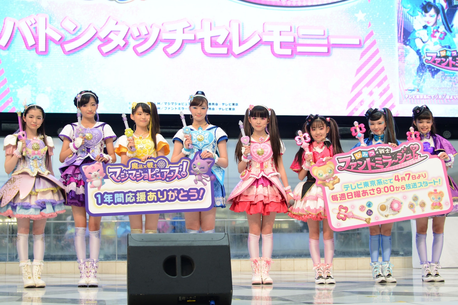 左から増田來亜、小川桜花、鶴屋美咲、隅谷百花、三好佑季、菱田未渚美、山口綺羅、原田都愛。