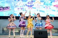 ファンに見送られながら、マジマジョピュアーズがステージを去る様子。