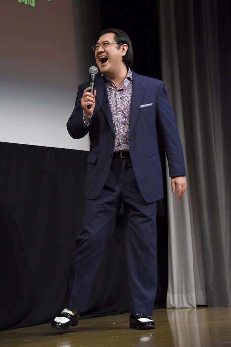 靴をアピールする小手伸也。