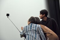 ファンと自撮りをするキャストたち。