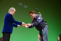 倉田保昭（左）から表彰される福田雄一（右）。