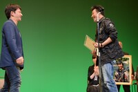 谷垣健治（左）から表彰される田渕景也（右）。