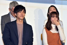 左から松坂桃李、山本美月。