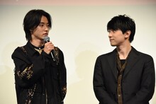 左から山崎賢人、吉沢亮。