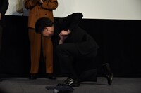 ステージへ上がった吉村崇。