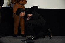 ステージへ上がった吉村崇。