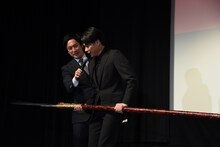 長さ約4m、重さ30kgの矛を手渡された吉村崇。