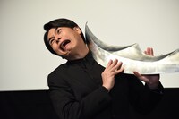 矛の切っ先を首に当てる吉村崇。