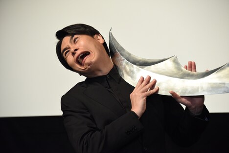 矛の切っ先を首に当てる吉村崇。