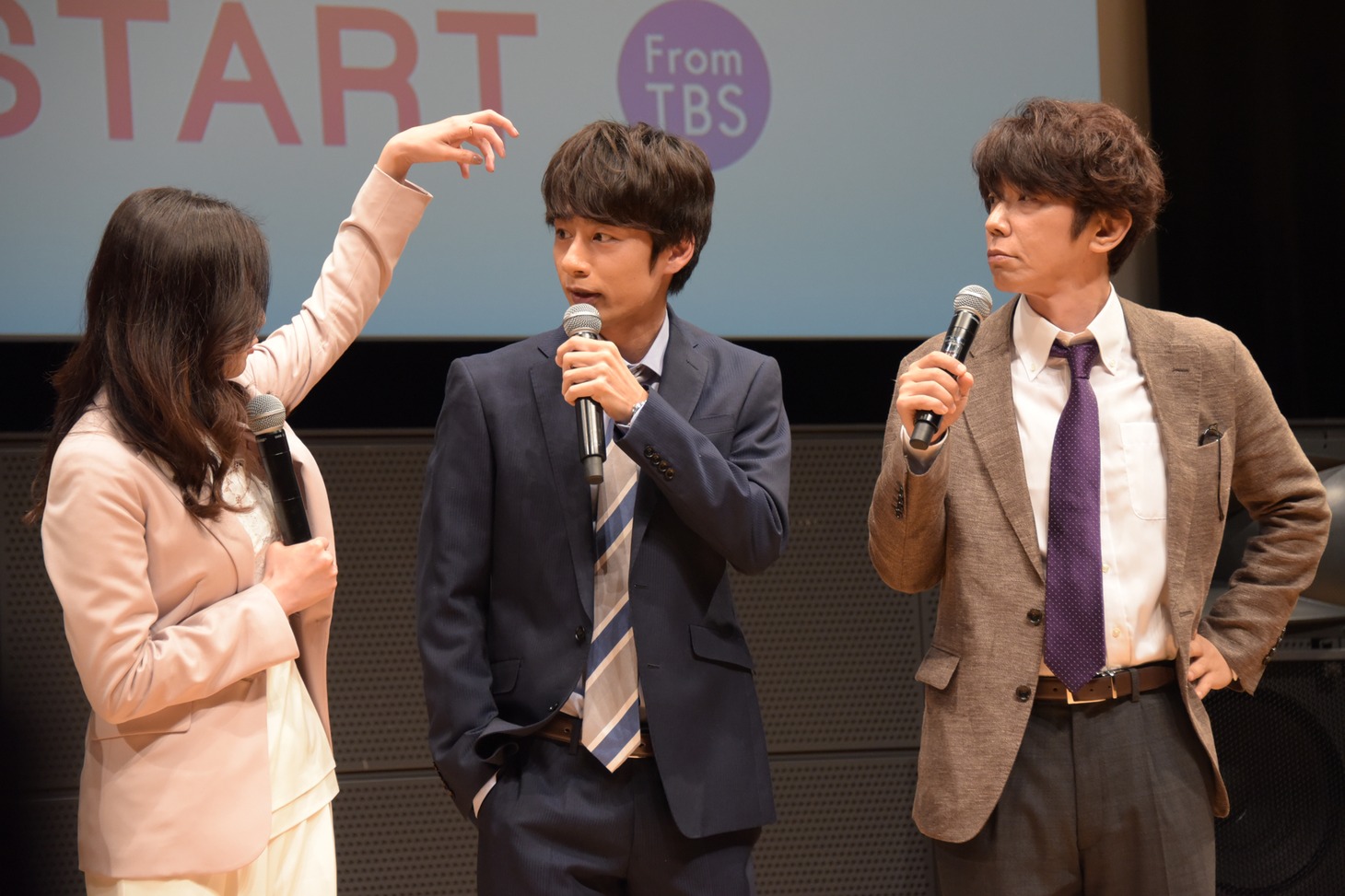 中丸雄一（中央）を「1人ゲリラ豪雨みたい」と心配する吉高由里子（左）。