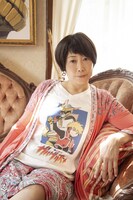 峯村リエ演じる宮西シオン。