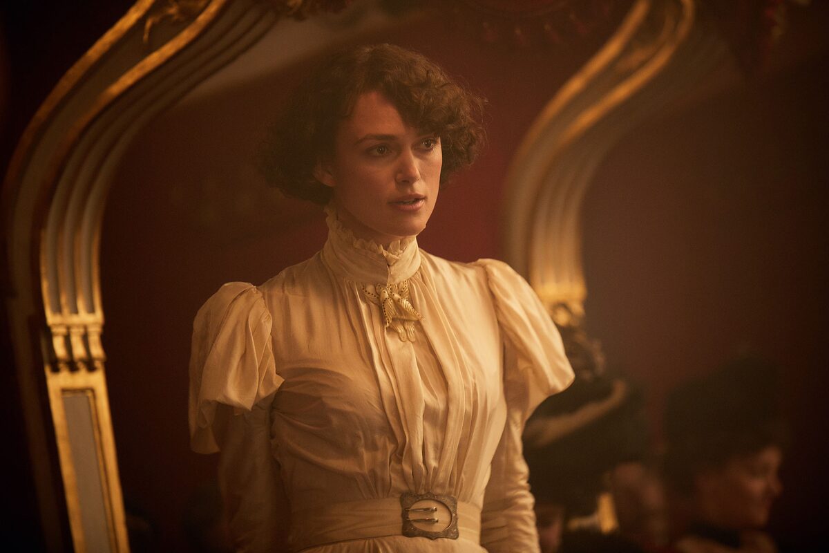 キーラ ナイトレイが実在した作家の19歳から34歳まで演じた コレット 新カット 映画ナタリー